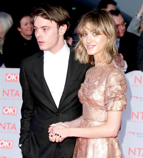 charlie heaton e natalia dyer|Biografia de Charlie Heaton, namorada